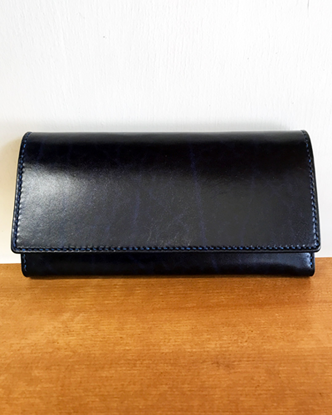 ネイビーの長財布(正面)