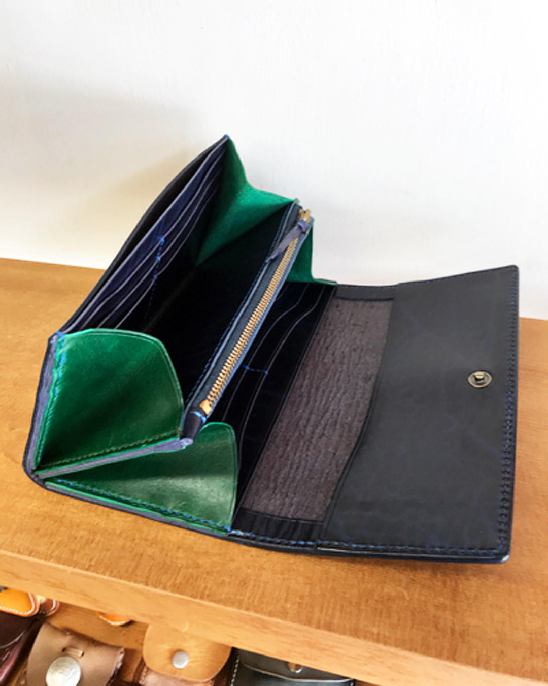 ネイビーの長財布(開いた状態)