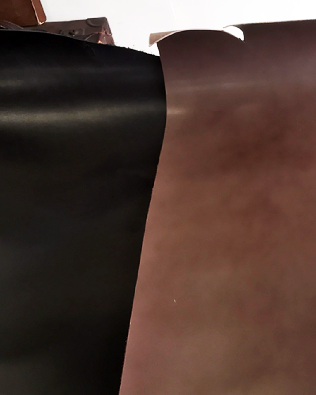 革の色見本：ブラック（黒）とチョコ（ダークブラウン）の2色を並べた写真