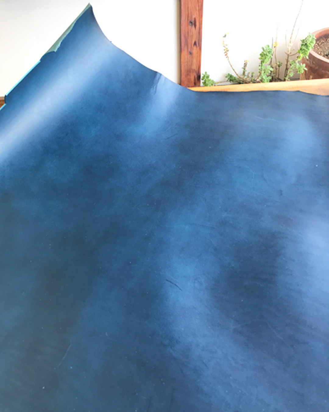 革の色見本：ネイビーの革の写真